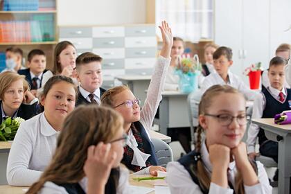 Путин расширил возрастные границы единовременной помощи для семей школьников
