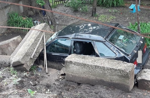 В Дагестане на автомобиль рухнула стена: видео