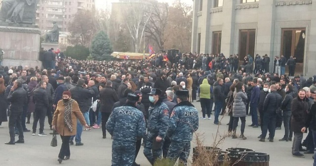 В Ереване сторонники и противники Пашиняна вышли на митинги