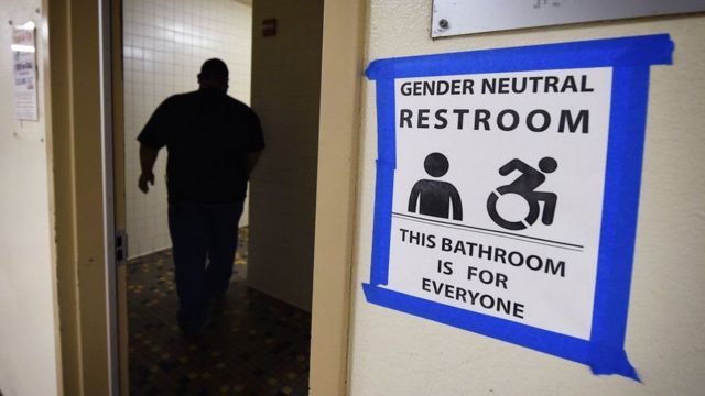 В школах Чикаго одними и теми же туалетами теперь пользуются и девочки, и мальчики    