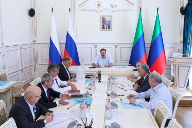 Меликов объявил выговоры трем членам кабмина Дагестана