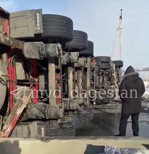 В Дагестане перевернувшаяся фура заблокировала проезд по ФАД «Кавказ»