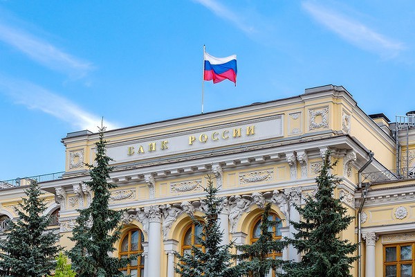 Банк России предписал взимать с физлиц комиссию от 30% при покупке валюты на бирже