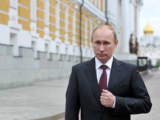 Песков объяснил, почему Путин не носит защитную маску 