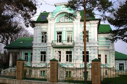 Владелицу особняка на КМВ в Москве обыскали пятигорские силовики
