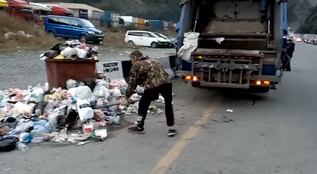 В Северной Осетии выезжающие за границу оставили на КПП почти 12 тонн мусора
