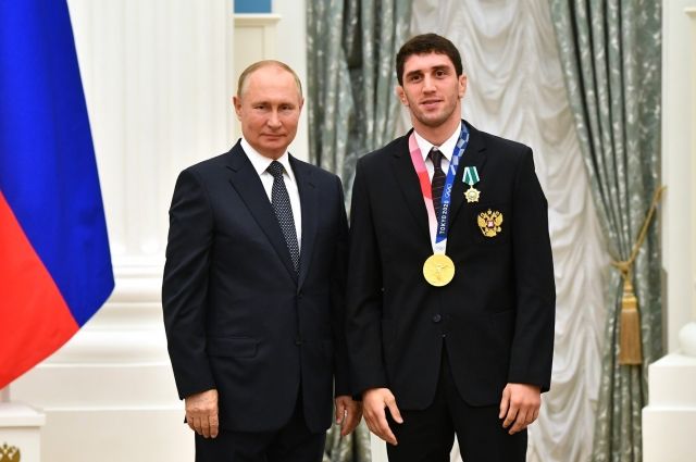 Путин вручил орден олимпийскому чемпиону Сидакову из РСО-А