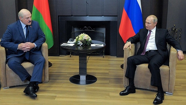 Путин и Лукашенко прогулялись по морю в Сочи