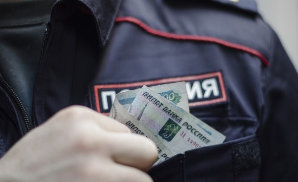 В Пятигорске 11 полицейских вымогали взятки у закладчиков 
