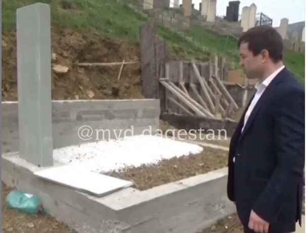 Жительница Дагестана нашла на могиле мужа мертвого младенца