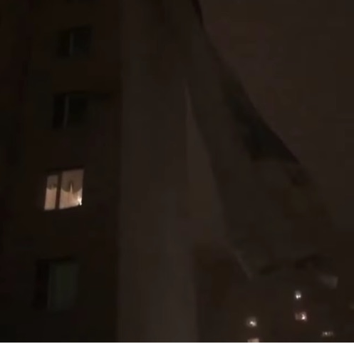 В юго-западном районе Ставрополя баннер оторвался от стены многоэтажки 
