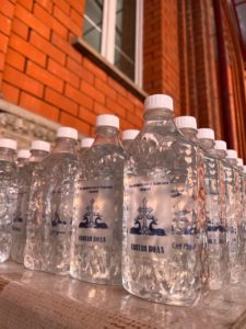 Более тысячи бутылок со святой водой подготовили во Владикавказе для участников СВО