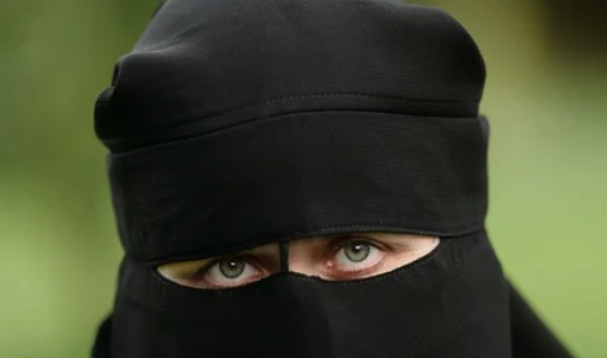 В Швейцарии запретили носить никабы и мусульманские бурки