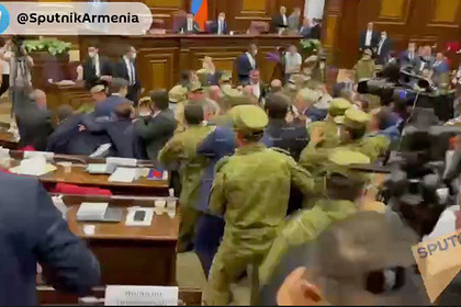 Армянского депутата забрала машина «Скорой помощи» после потасовки в парламенте