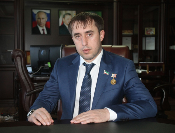 Главой Грозного городской парламент избрал Заура Хизриева