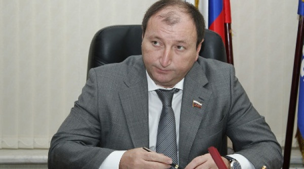 Сергей Меликов призвал оставить за порогом парламента «подковёрные игры» 