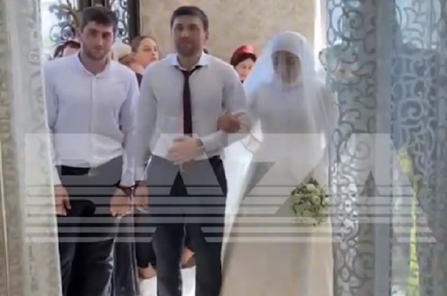 В Дагестане друг жениха приковал его наручниками на свадьбе