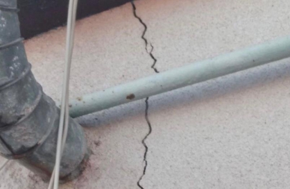 СК: в Ставрополе после ремонта дорог на домах появились трещины