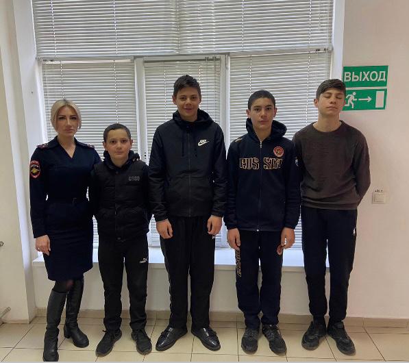 Полицейские Владикавказа привезли домой сбежавших в Сочи подростков