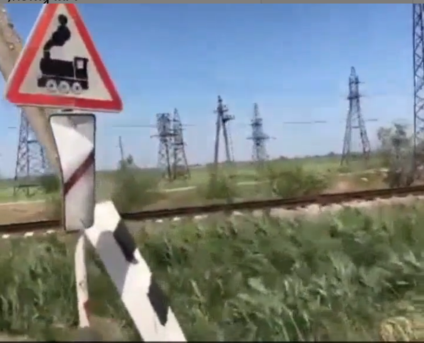 Под поезд «Москва-Дербент» попала легковушка