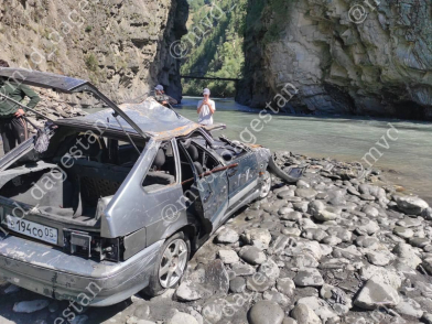 В Дагестане в результате камнепада в обрыв рухнула машина