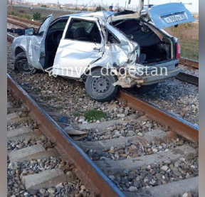 В Дагестане водитель «Приоры» погиб в результате столкновения с поездом 