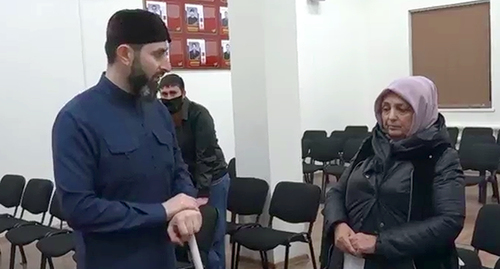 Чеченский богослов публично отчитал оказывавшую оккультные услуги женщину