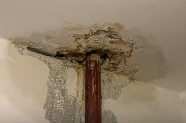 Жители разваливающейся многоэтажки во Владикавказе пожаловались на бездействие «управляйки»