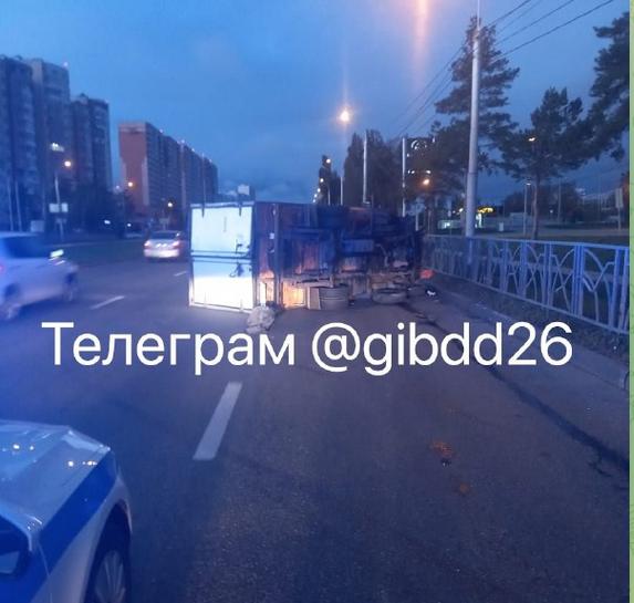 Из-за разгерметизации колеса на проспекте Кулакова в Ставрополе перевернулся грузовик