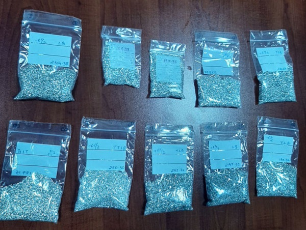 В аэропорту Баку в коробках из-под печенья нашли бриллианты из Турции