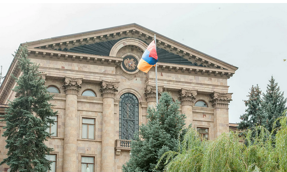 В парламент Армении пустят только привитых и «отрицательных»