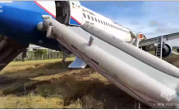 Самолет Сочи – Омск послал сигнал бедствия и сел в поле 
