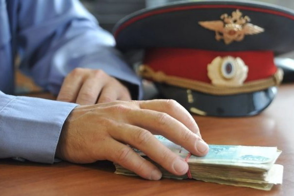 На Ставрополье полицейский с подельниками вымогали у подследственного более 3 млн рублей