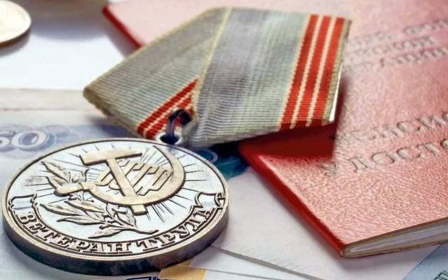 Глава Ставрополья развеял слухи о заморозке выплат ветеранам труда
