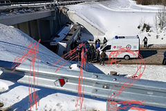Два человека погибли при падении пассажирского автобуса с моста Подмосковье