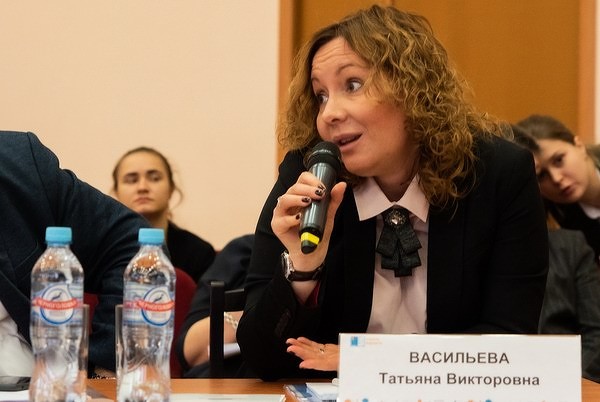 Замминистра просвещения РФ в Дагестане узнала о проблемах с госконтрактами   