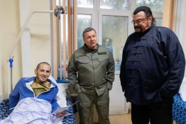 Располневший актер Сигал навестил в госпитале раненого парня из Дагестана