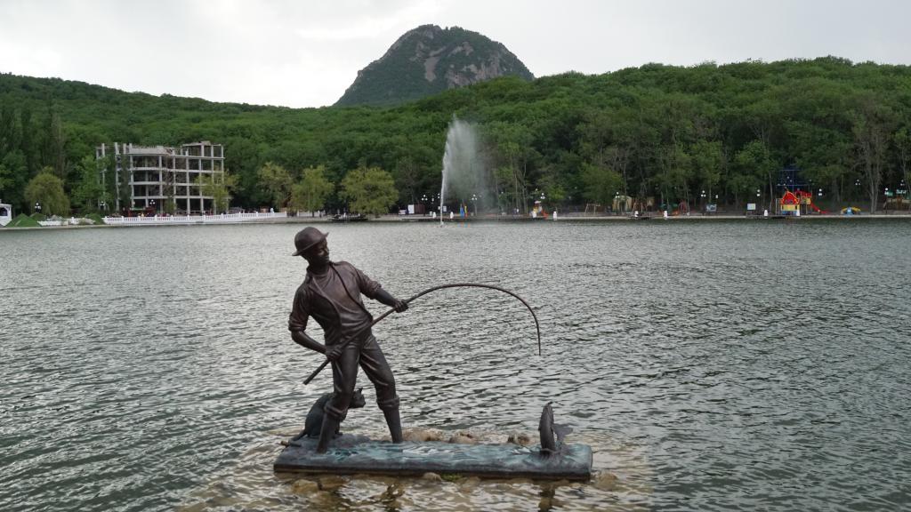 Памятник Рыбаку.