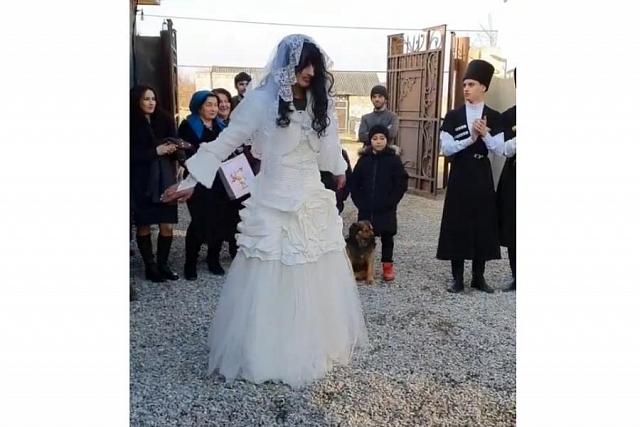 В КБР парень в свадебном платье стал звездой соцсетей 