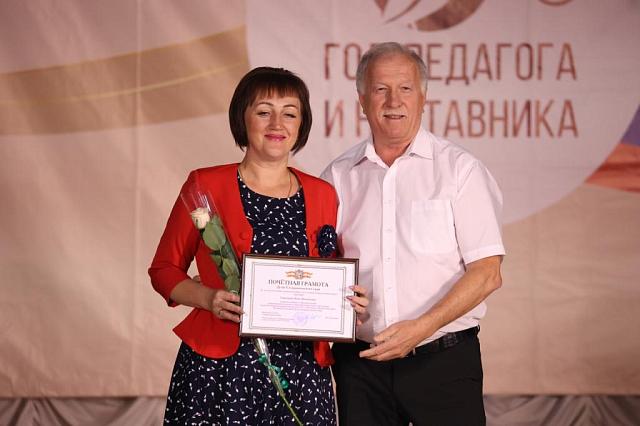 Спикер Думы Ставрополья наградил учителей на августовской педагогической конференции в Труновском округе