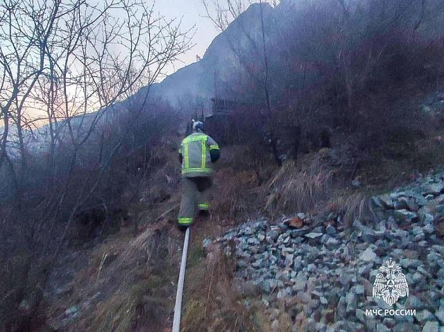 В Северной Осетии ландшафтный пожар тушат 68 человек