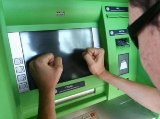 В Адыгее полицейские пытались украсть банкомат, но он застрял в дверях