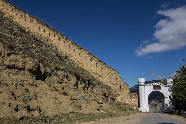В Дагестане из-за ливня обвалилась часть стены Гунибской крепости