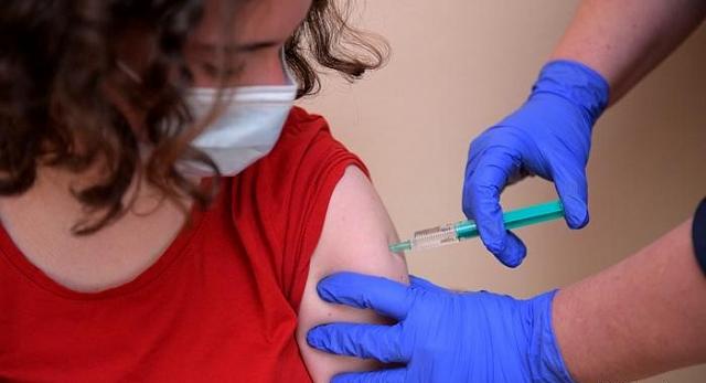 Вакцинацию подростков от COVID-19 включили в национальный календарь прививок