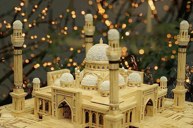 Жительница Грозного из спичек делает миниатюрные мечети