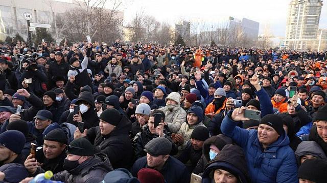 Стихийные выступления в Казахстане привели к отставке правительства страны