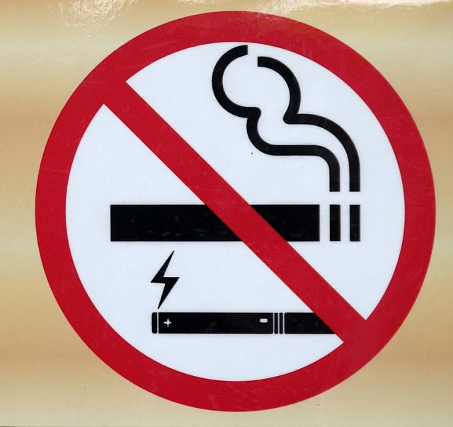 В Армении законодательно запретили курить в общественных местах