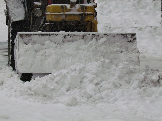 На Ставрополье из-за снегопада дороги чистят круглосуточно