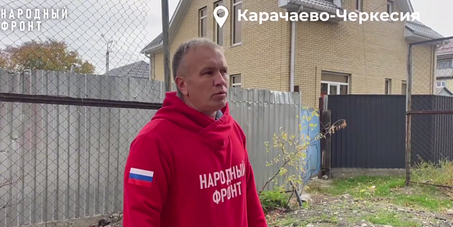 В Черкесске мужчина провел коммуникации через чужой двор, повредив спортплощадку