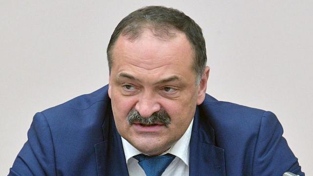 Главу Дагестана Меликова возмутили 9 замов у директора школы с 65 учениками  